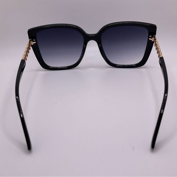 Stylish Oversized Black Fame Sunglasses with Gold Chain Style Temples - Picture 6 of 9